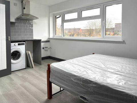 Conway Road, Whitton TW4, Studio to rent