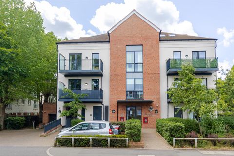 Station Approach, Ruislip HA4
