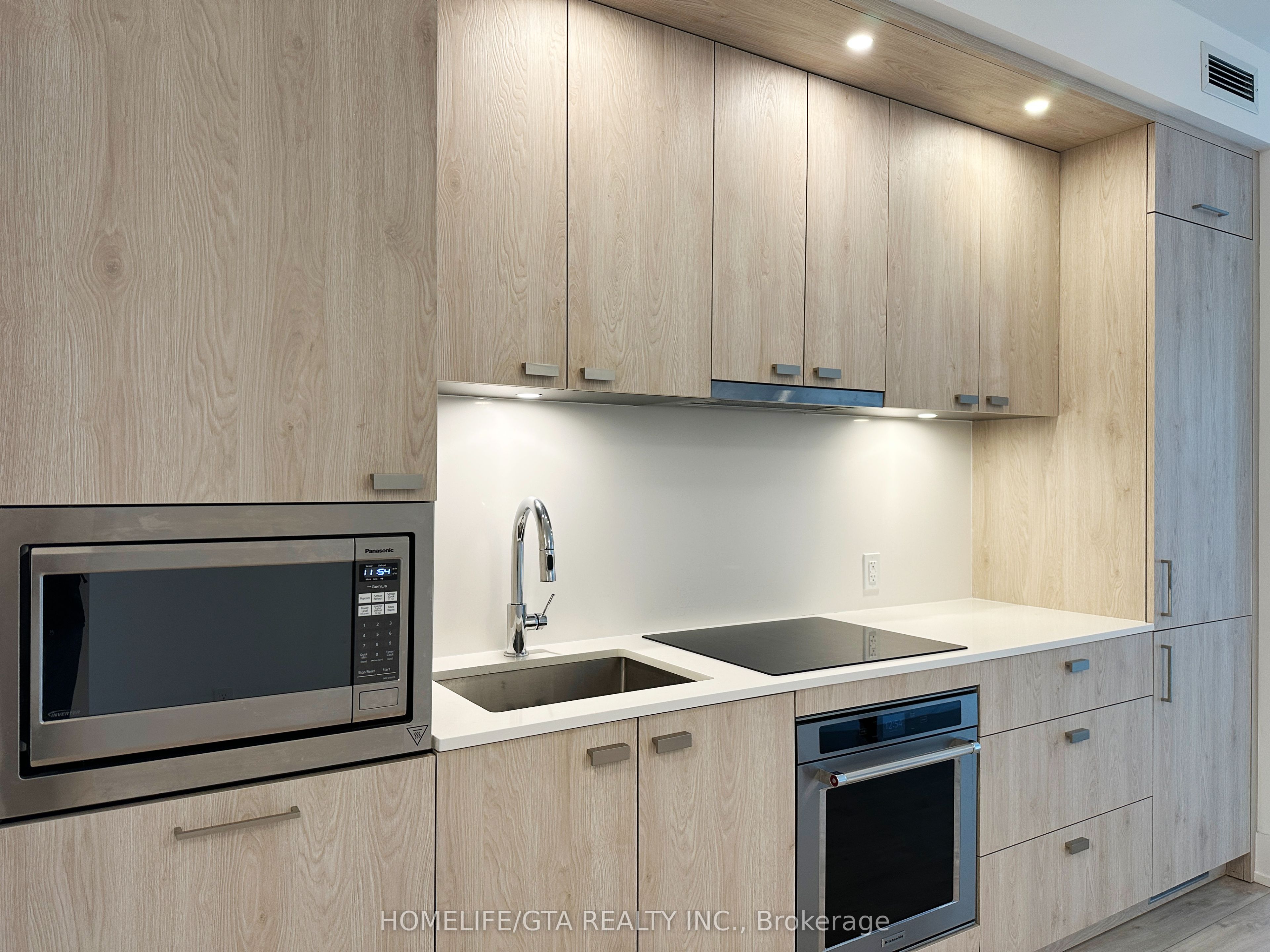 Additional image 3 of 806-10 Inn On The Park Drive, Toronto, ON, M3C 0P9