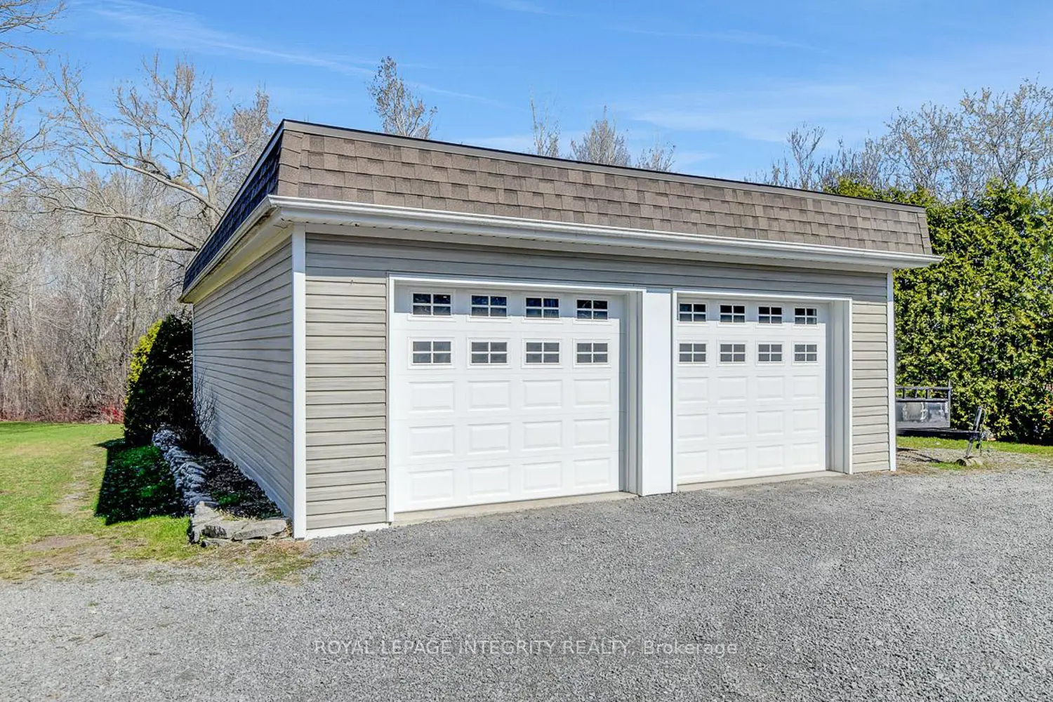 1099 Old Montreal Road photo 3