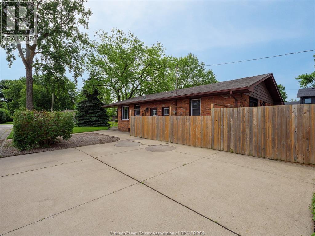 305 Edgewater Boulevard, Tecumseh, ON, N8N2G9 photo 5
