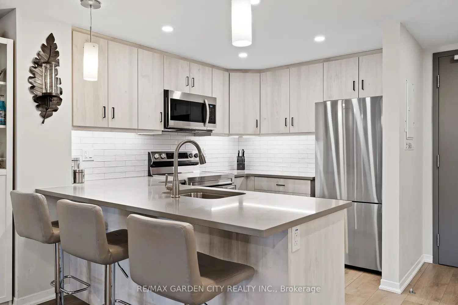 Additional image 9 of 3998 Victoria Avenue 105