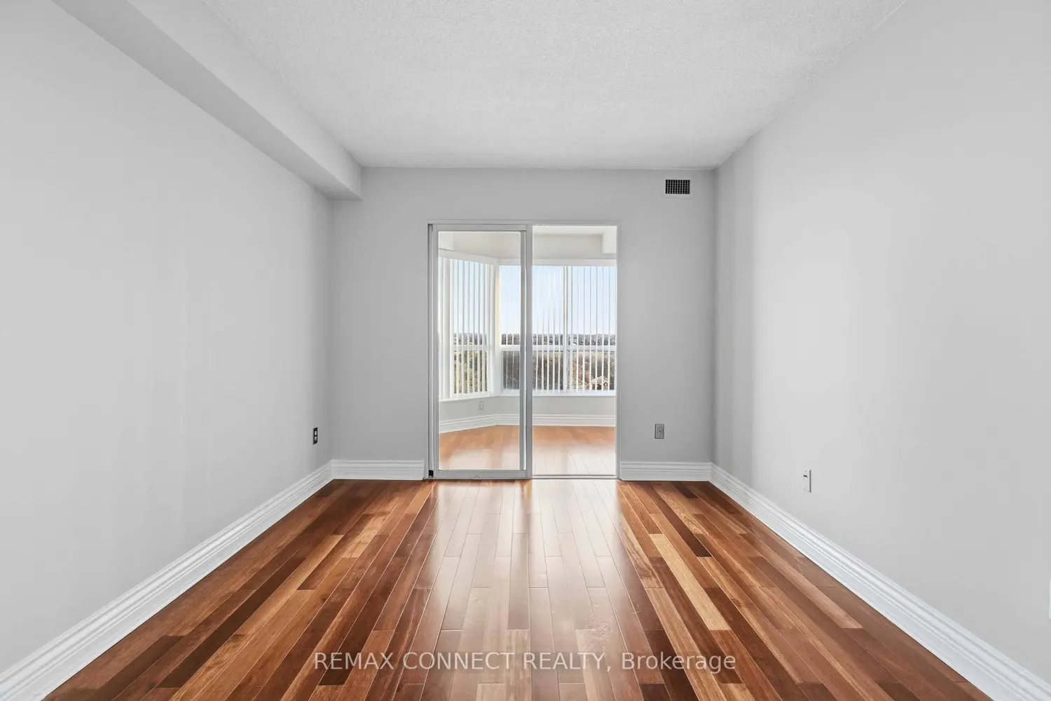712 Rossland Road 814 photo 5