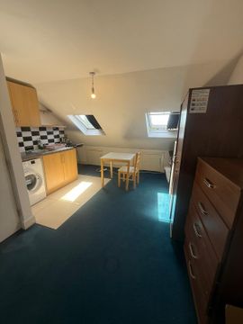 Kings Avenue, Hounslow TW3, Studio to rent