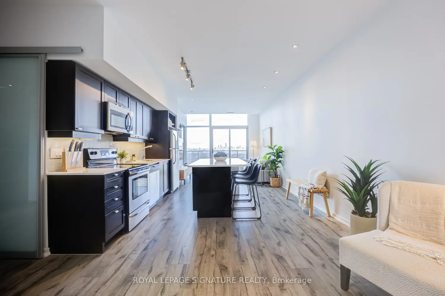 105 The Queensway 3513