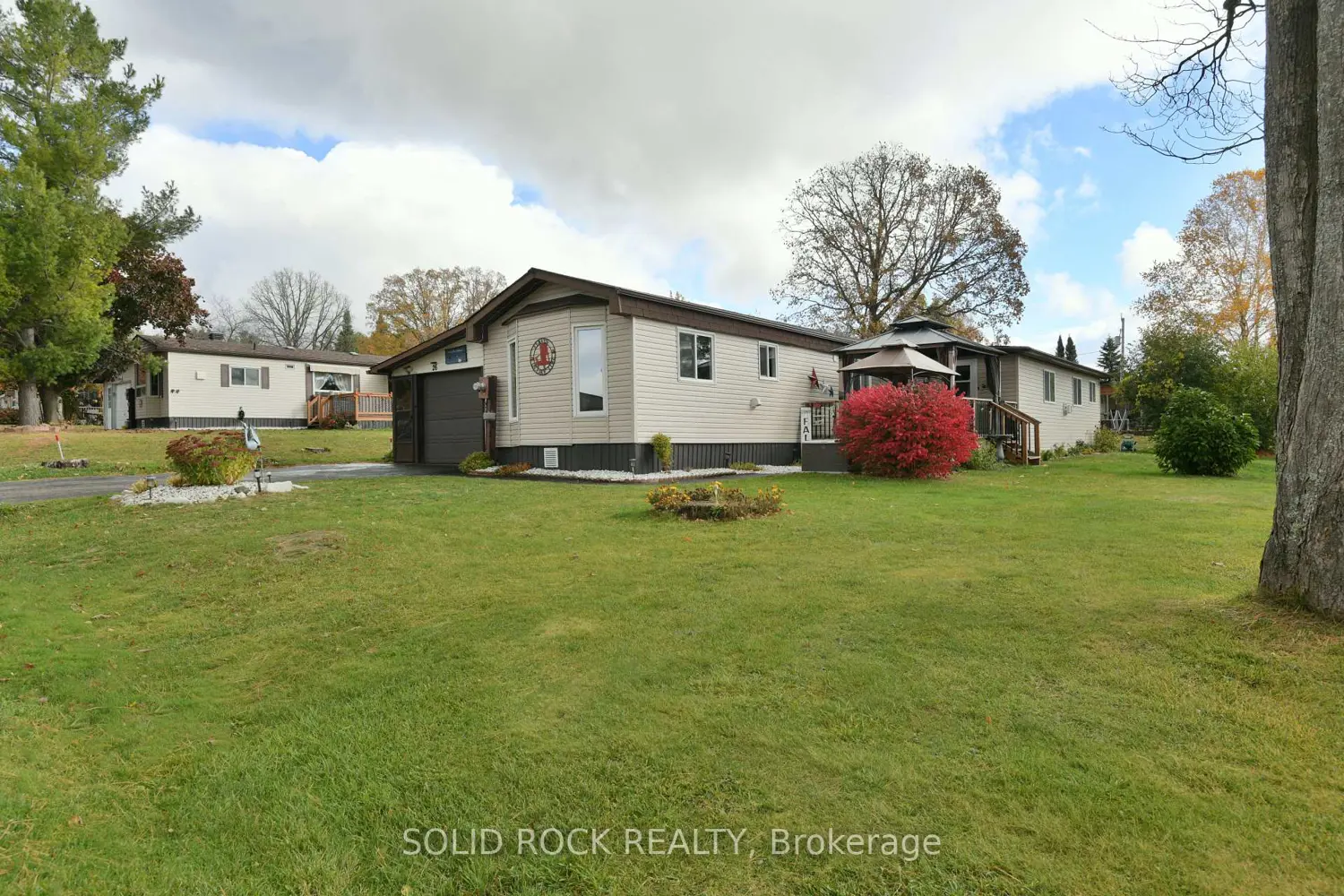26 Evergreen Lane photo 3