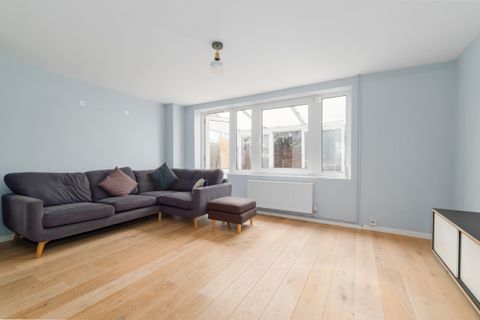 Celandine Close E14