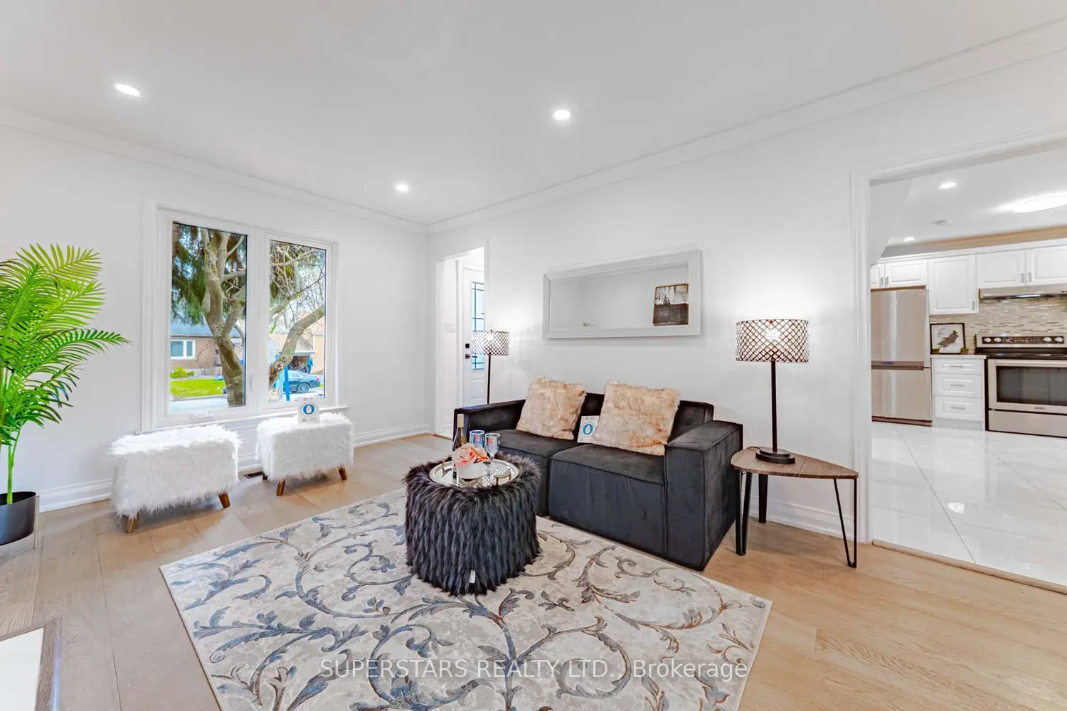 84 Lawrence Avenue photo 3