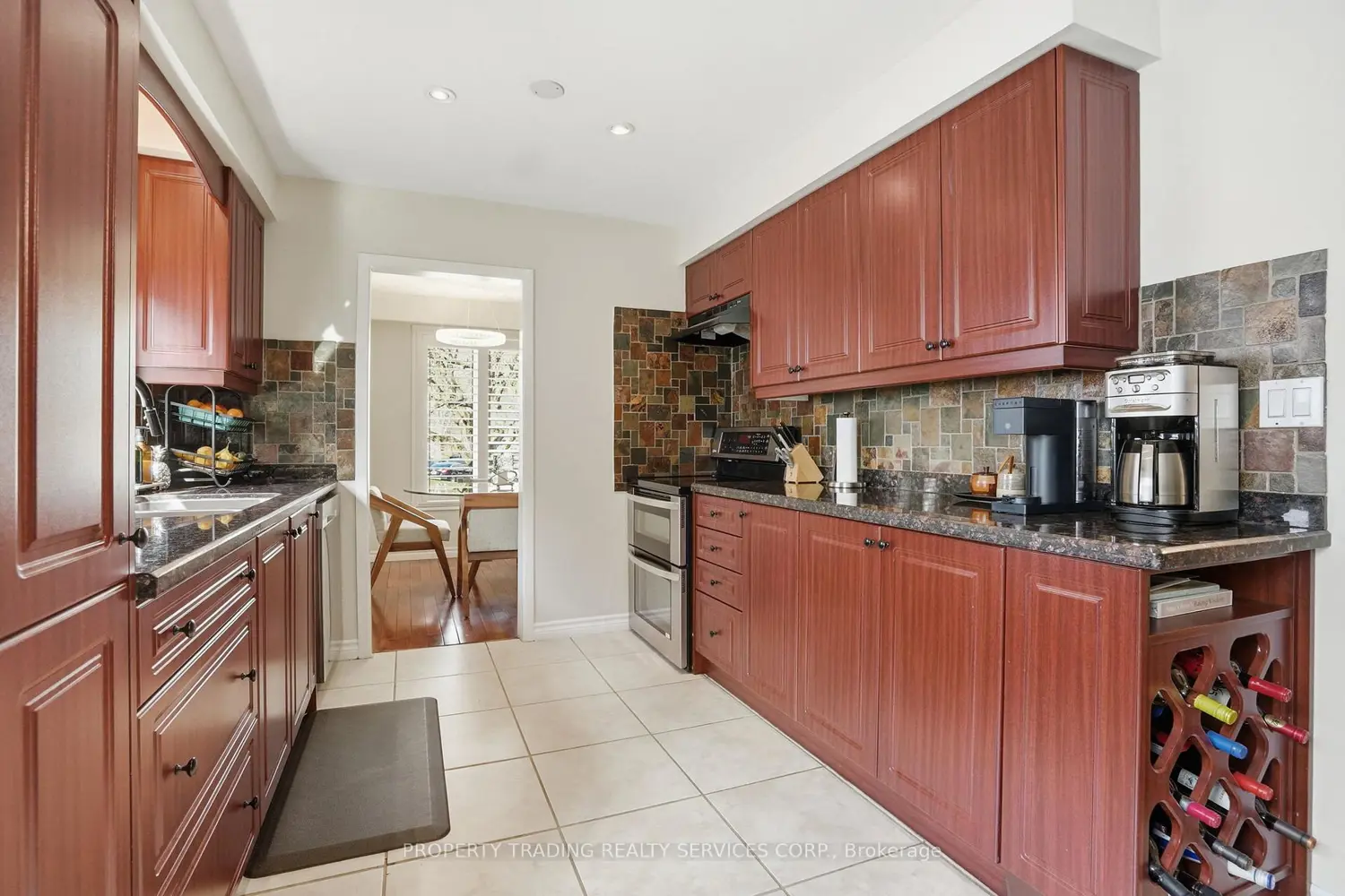 696 Francis Road photo 4