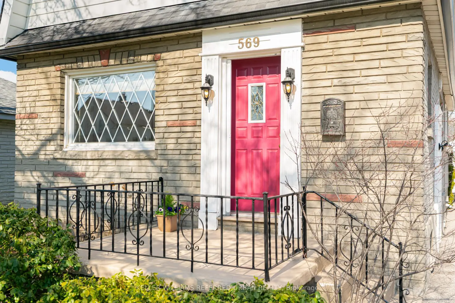 569 Masson Street photo 3