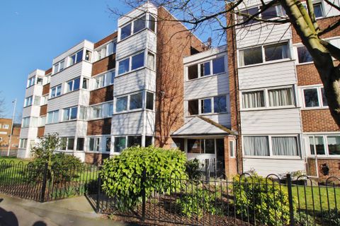 Broomhill Road, Woodford Green IG8