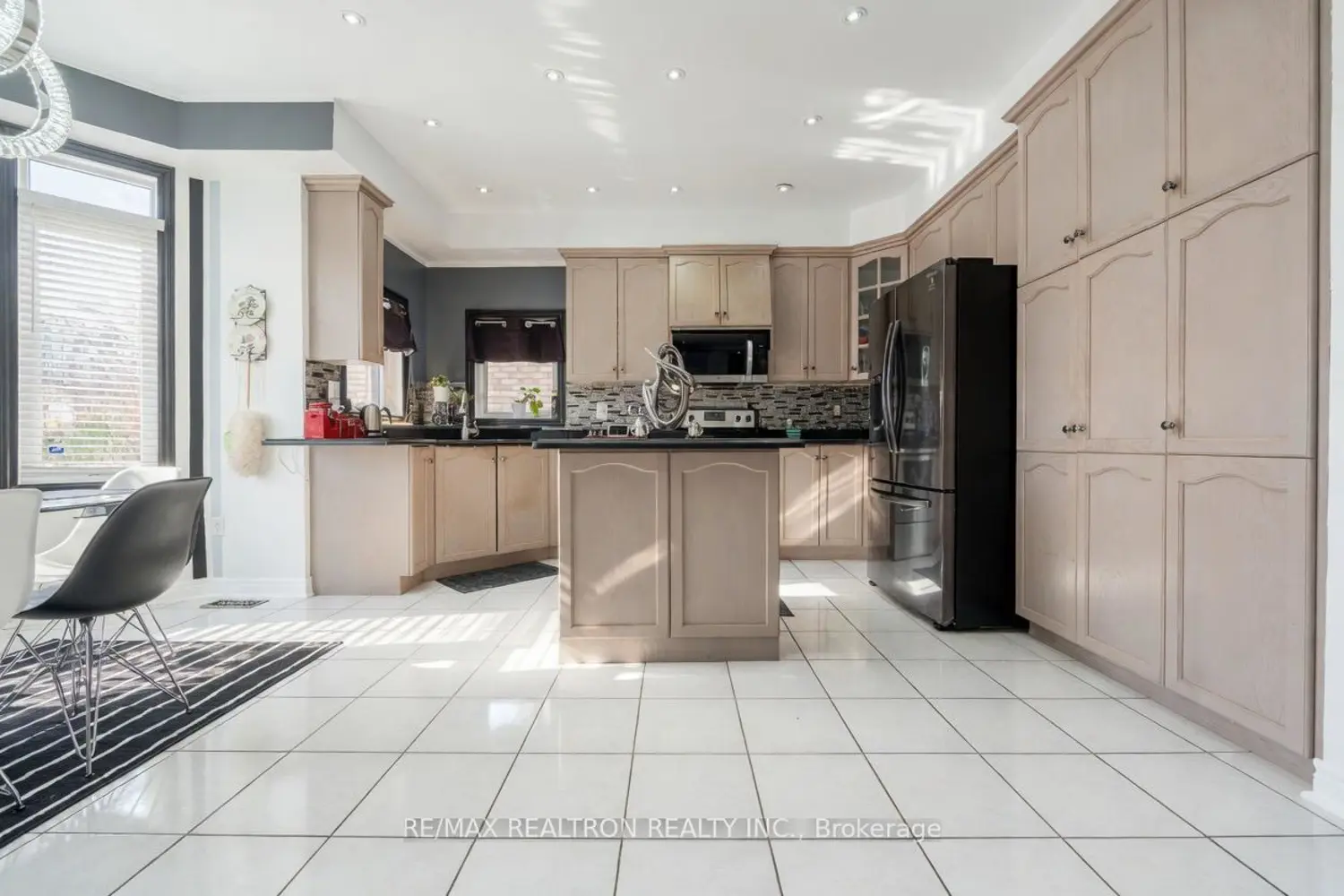 Additional image 6 of 206 Featherstone Avenue