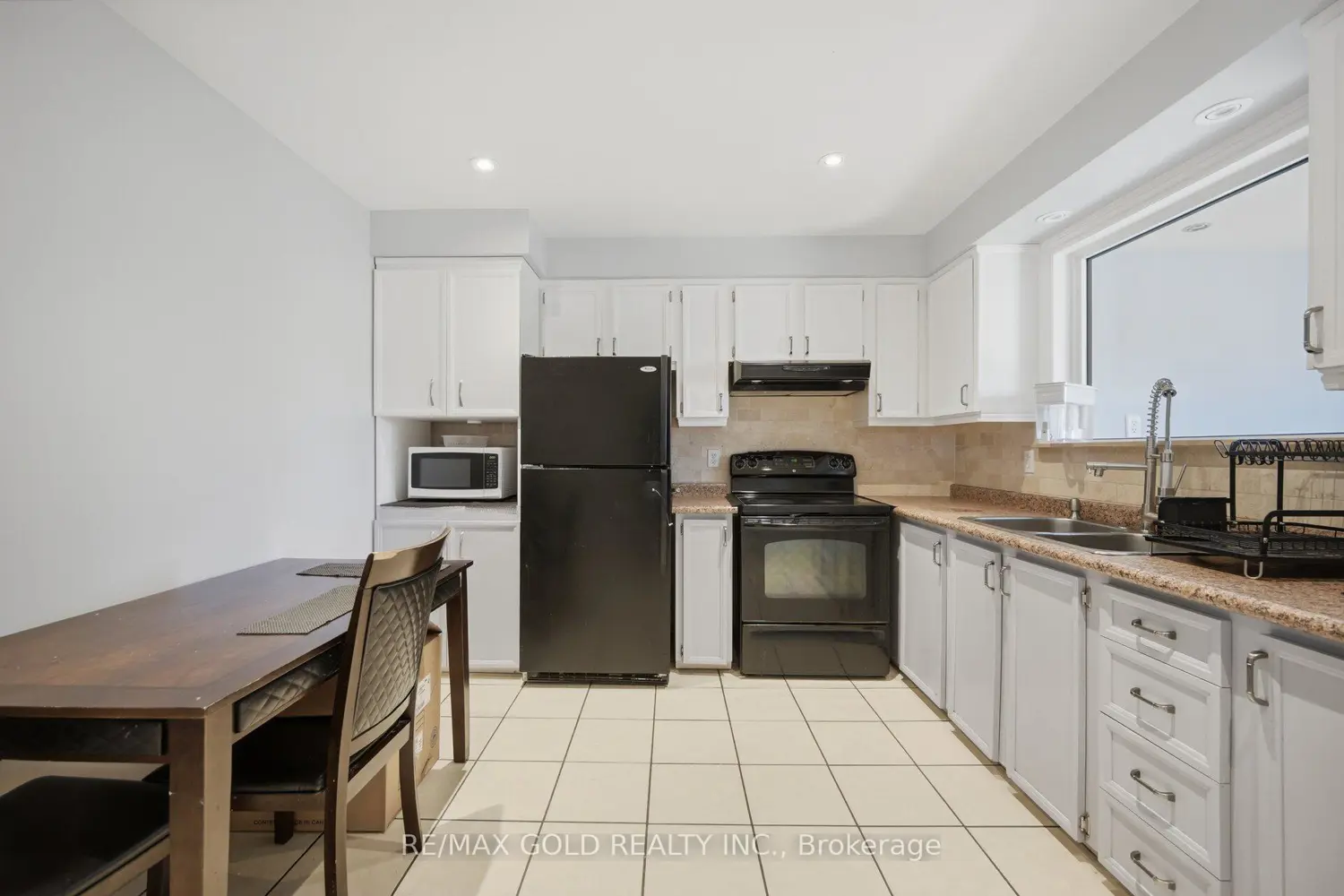 784 Douglas Street photo 2