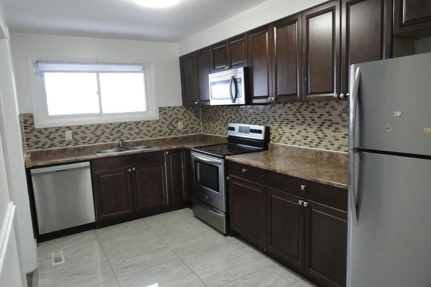 137 Ashton Crescent photo 5