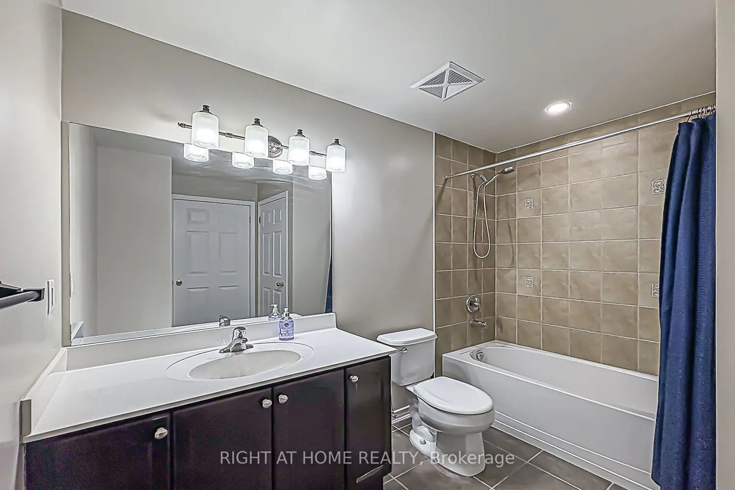 Additional image 10 of 8 Maison Parc Court 305