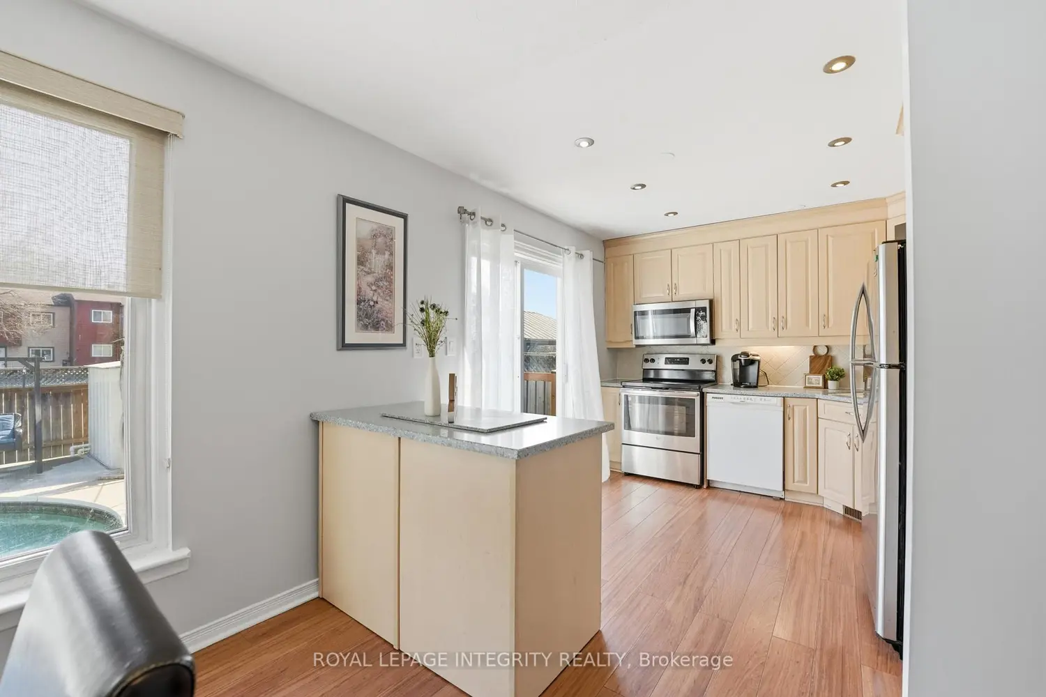 776 Vinette Crescent photo 2