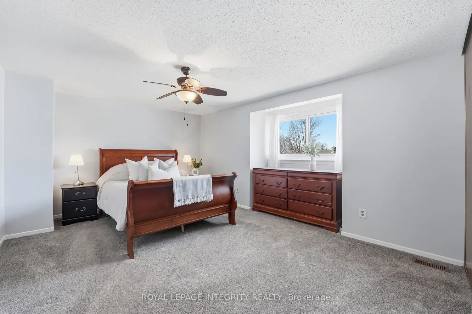 776 Vinette Crescent photo 5