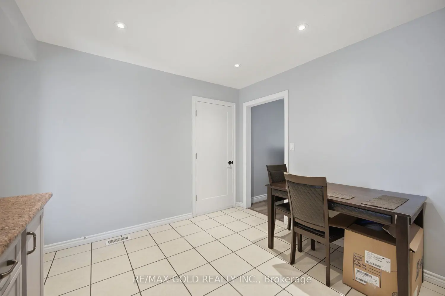 784 Douglas Street photo 4