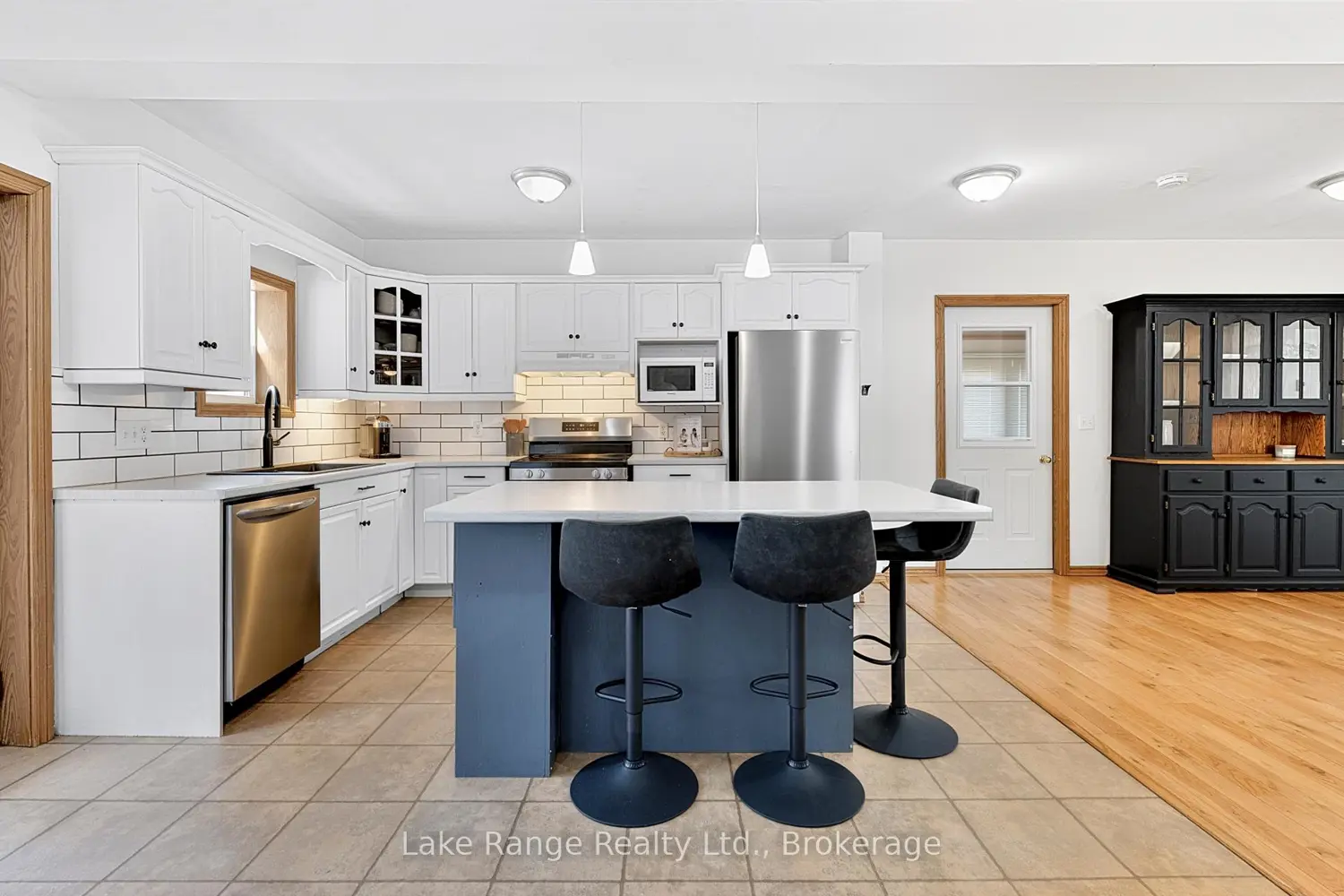 537 Inglis Street photo 3