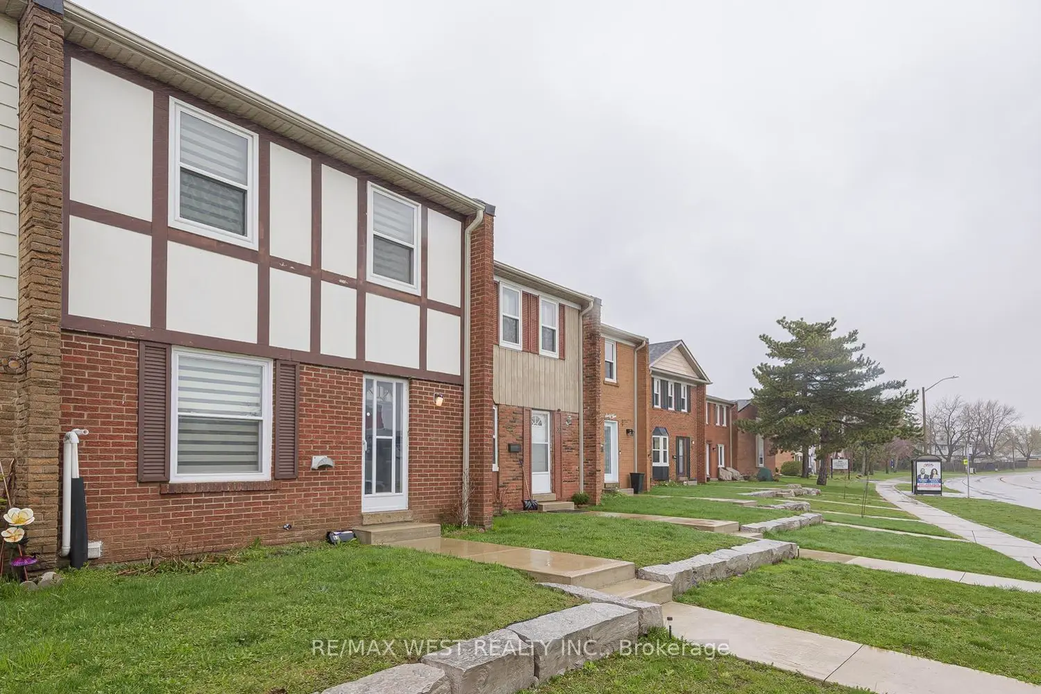 900 Central Park Drive 67 photo 2