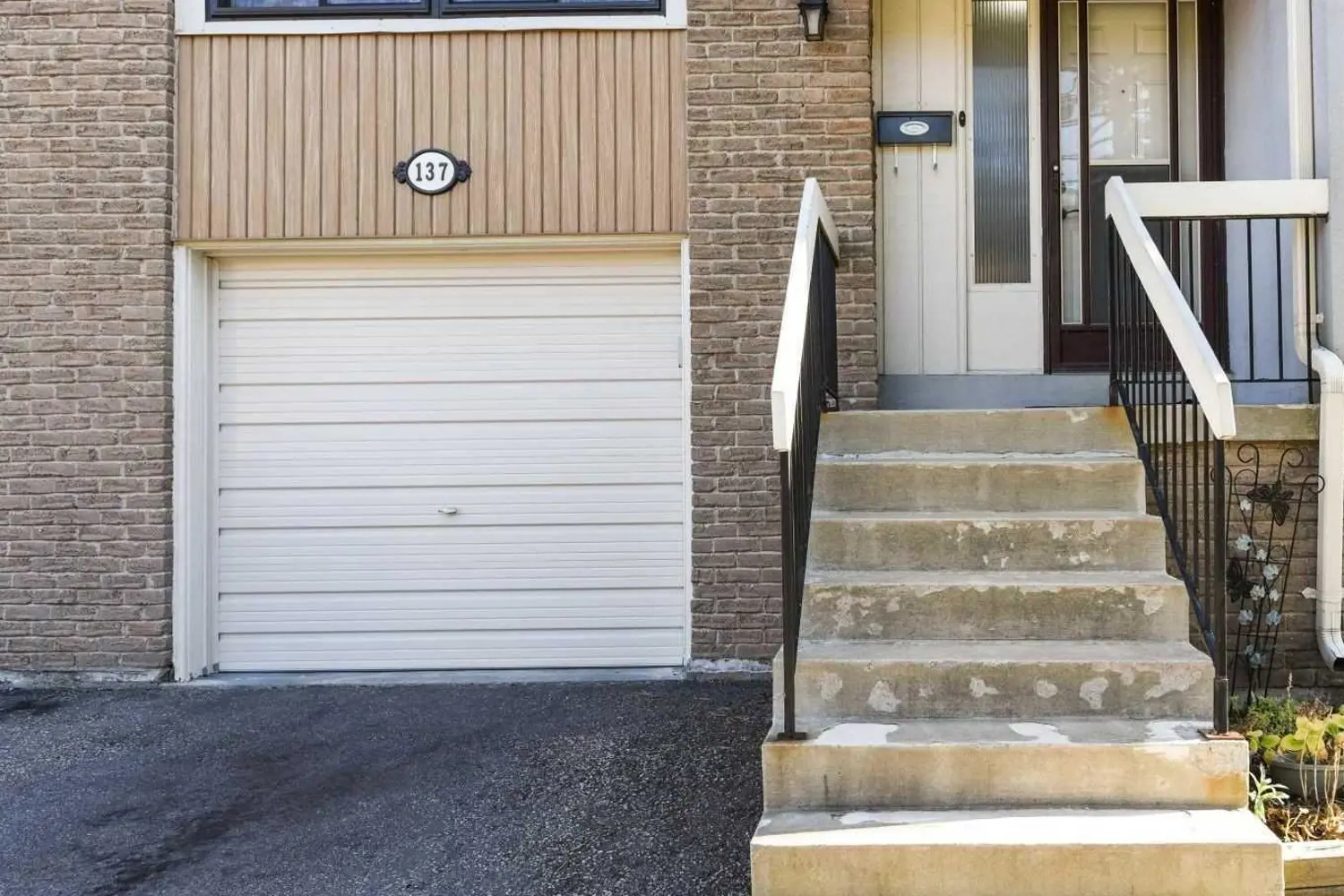 137 Ashton Crescent photo 2
