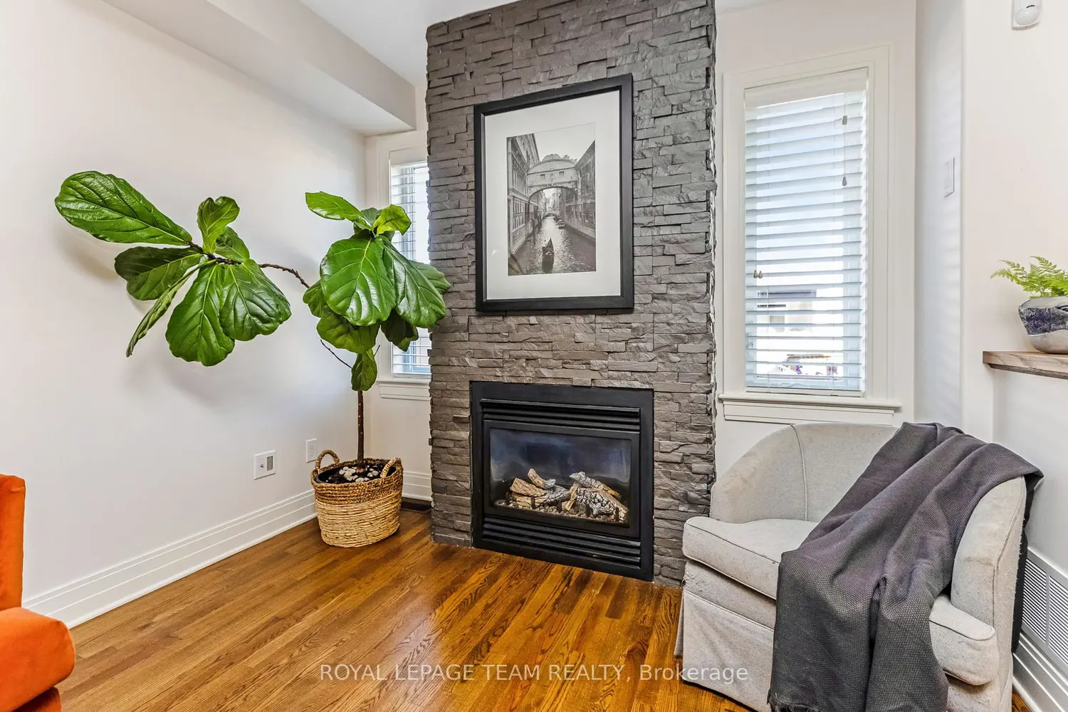 121 Woodhurst Crescent photo 2