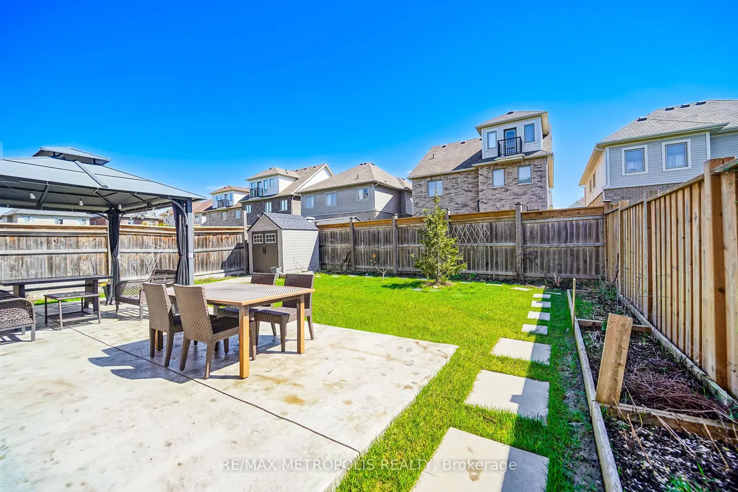 82 Mcroberts Crescent photo 3