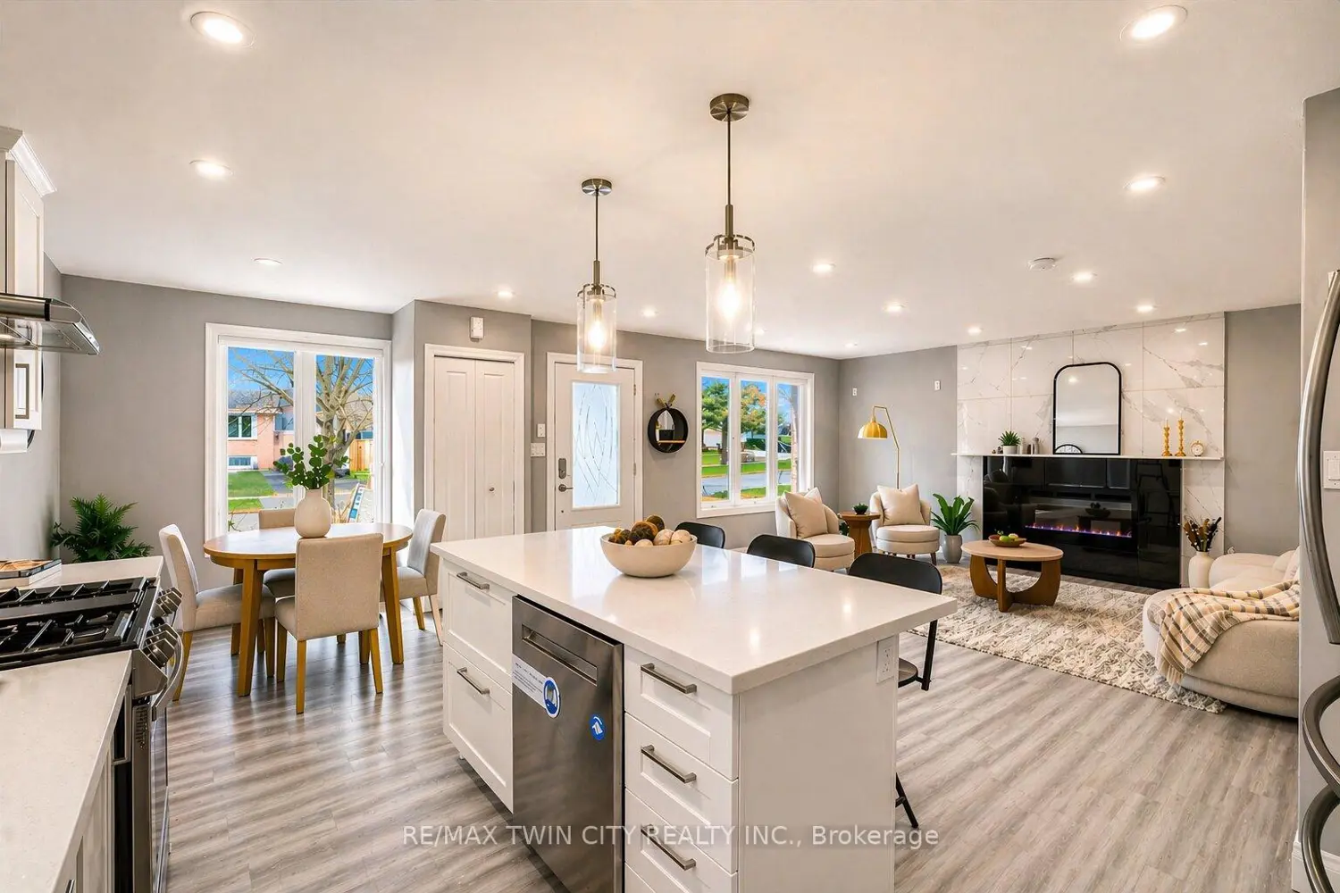 86 Carlyle Drive photo 4