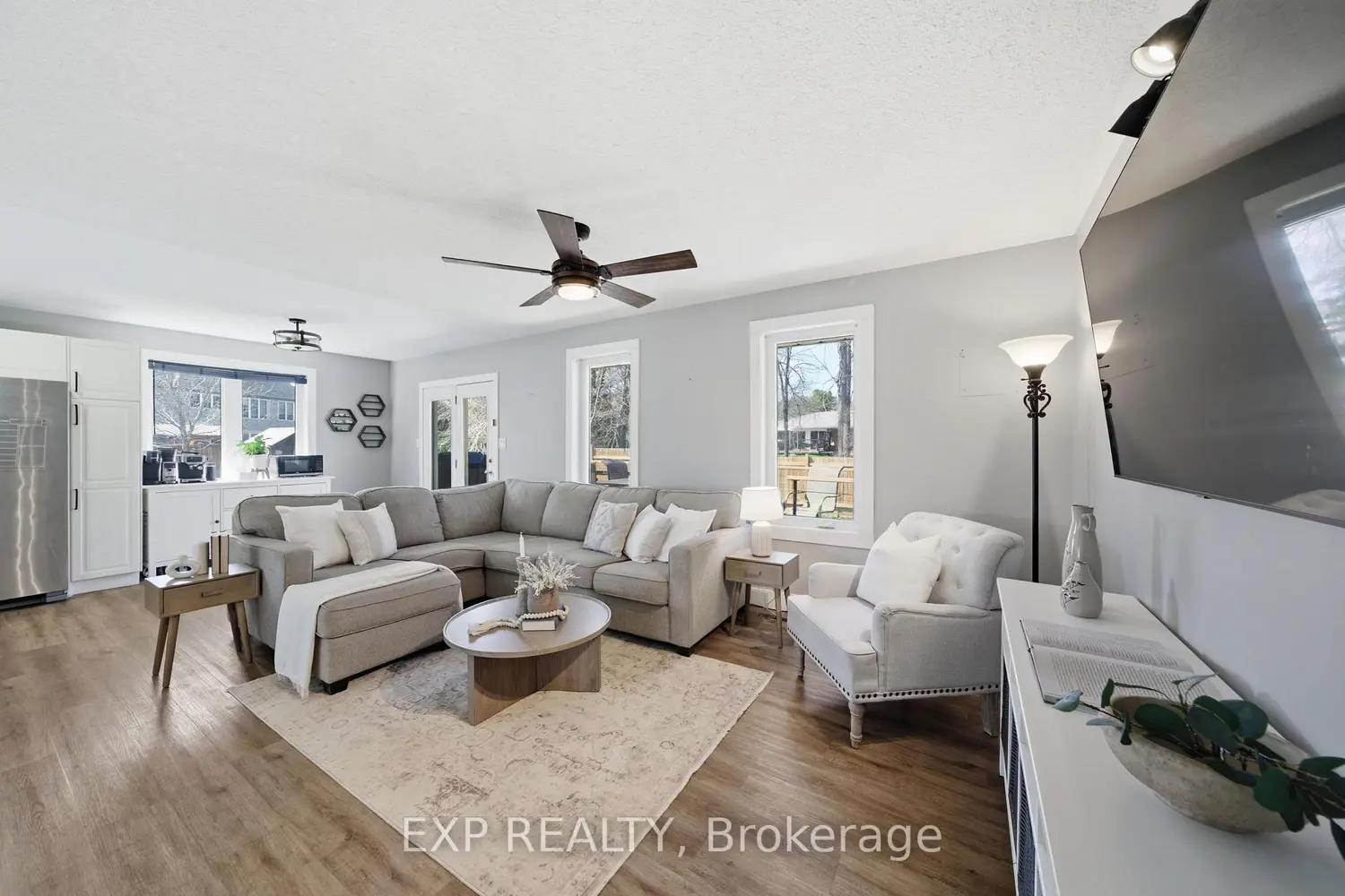 8 Henderson Lane photo 3