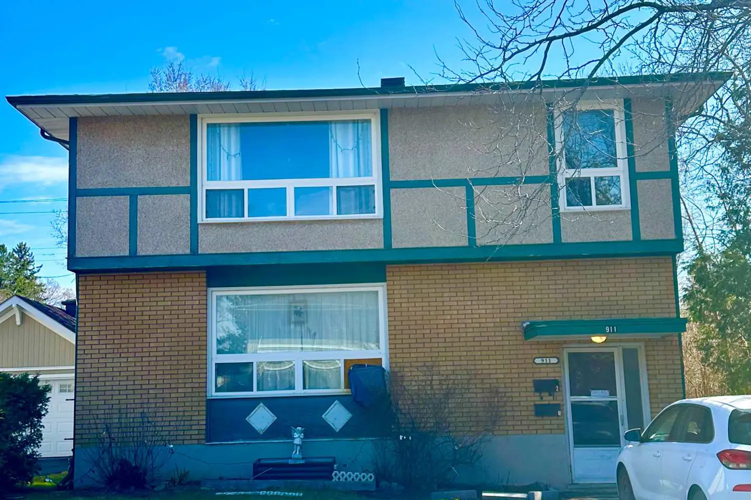 911 Pinewood Crescent