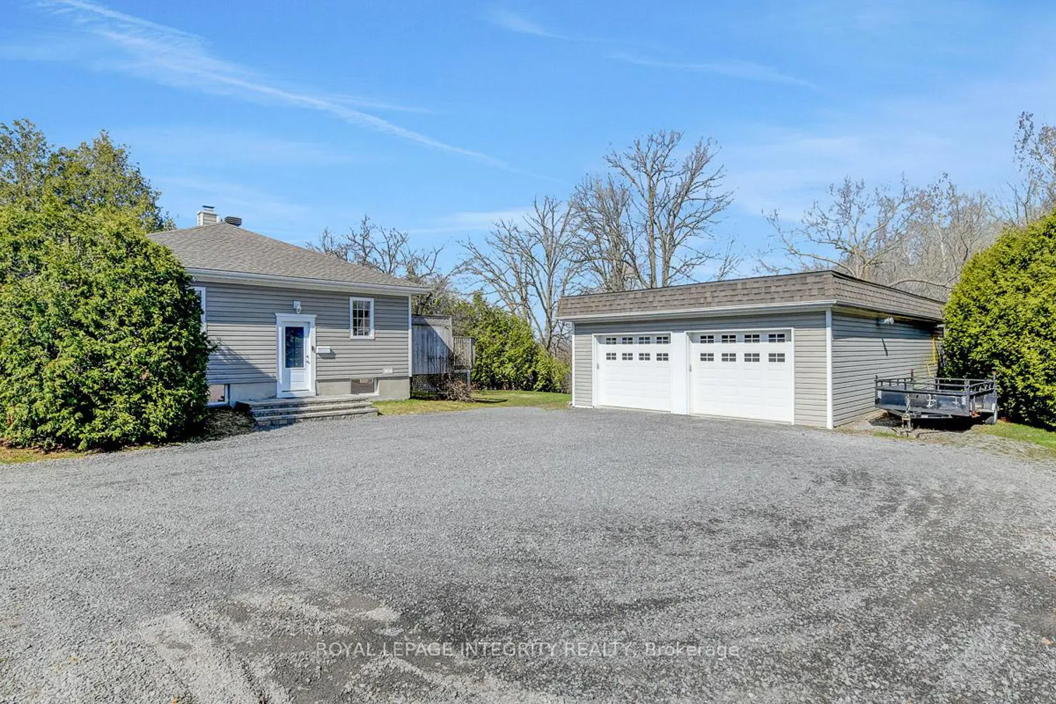 1099 Old Montreal Road photo 2