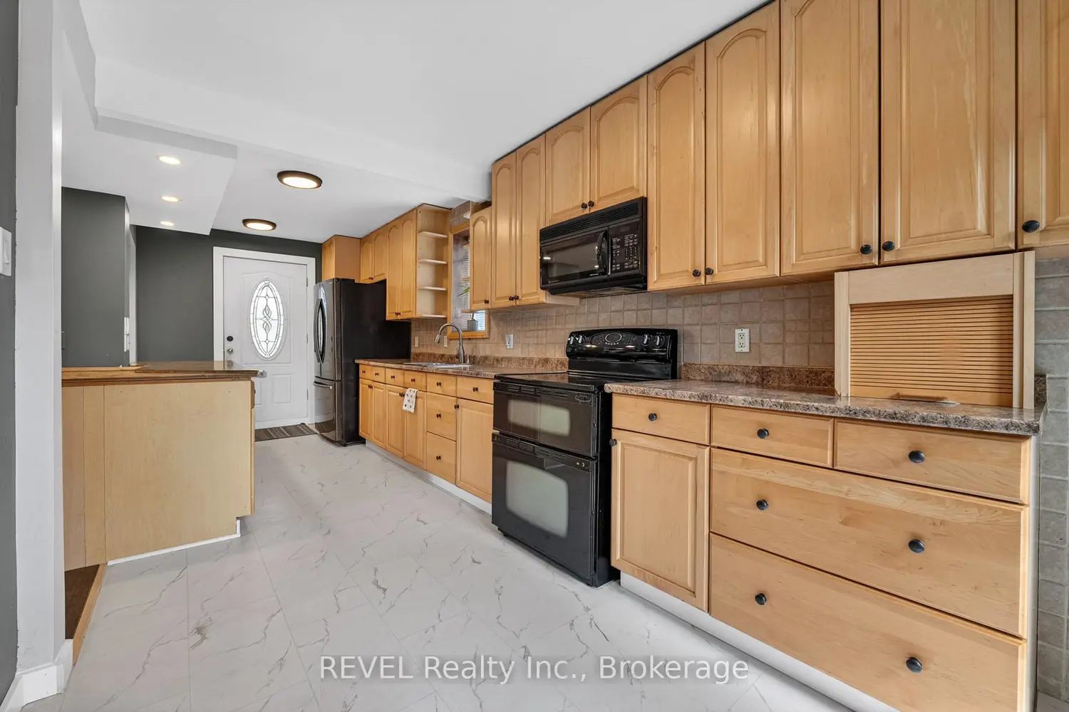 1367 St Marys Crescent photo 5