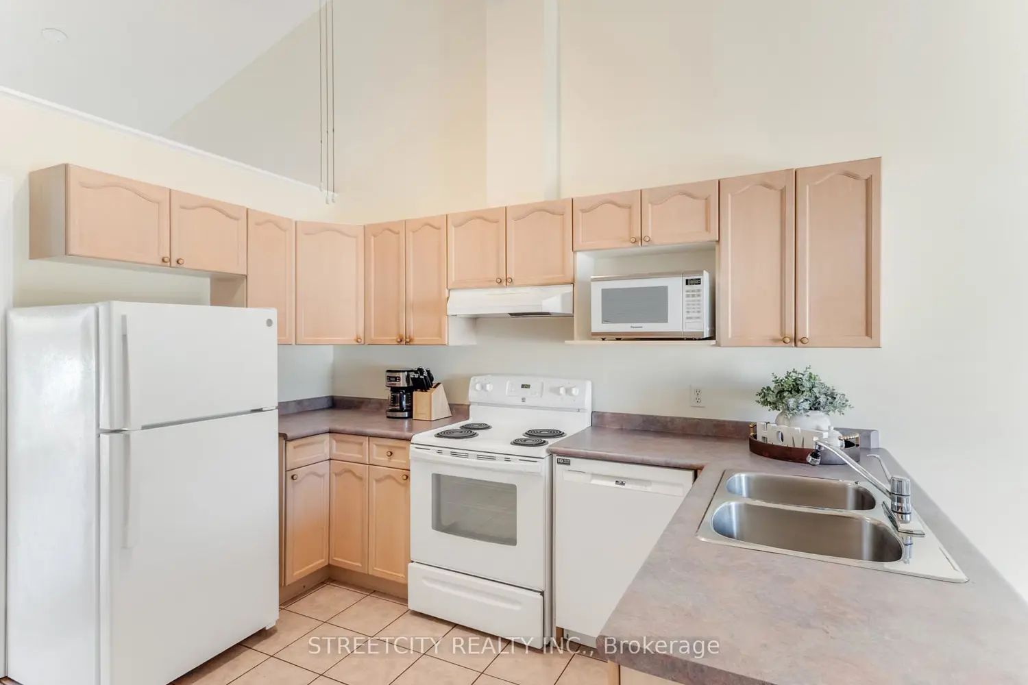 Additional image 5 of 861 Shelborne Street 34