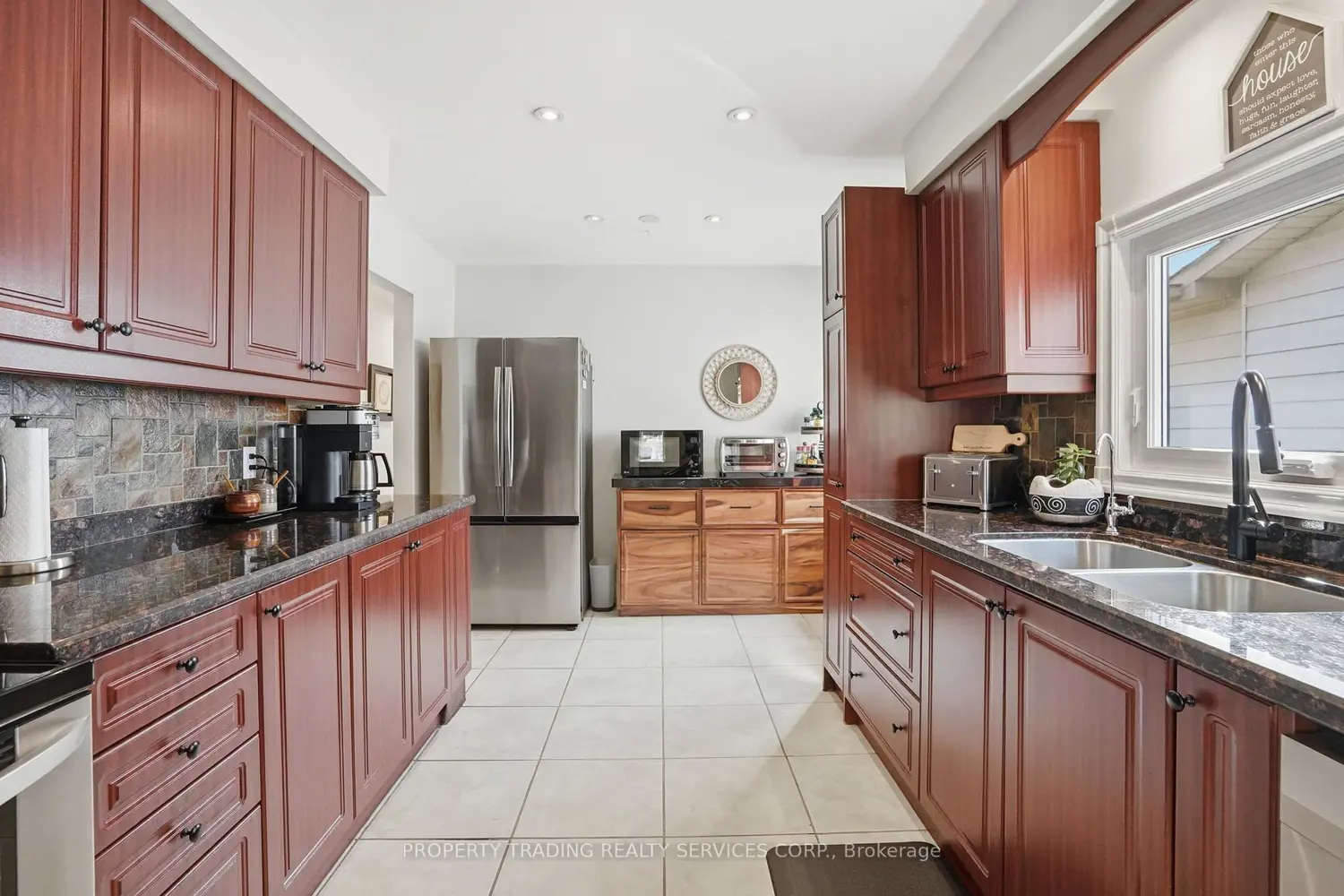 696 Francis Road photo 3