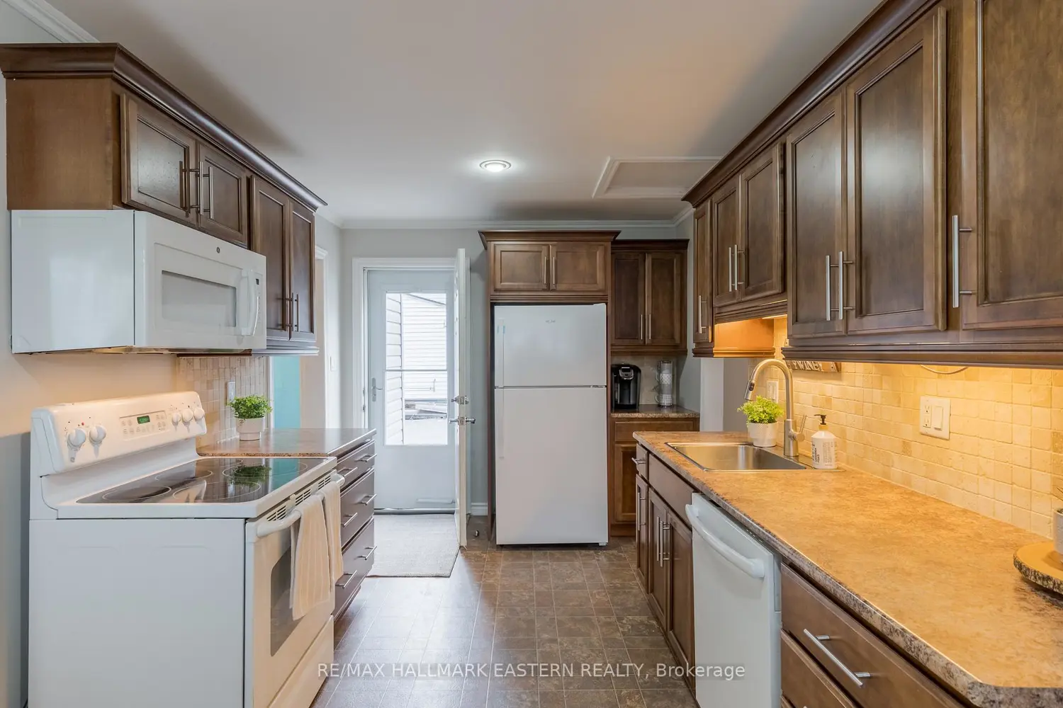 584 Paterson Street photo 2