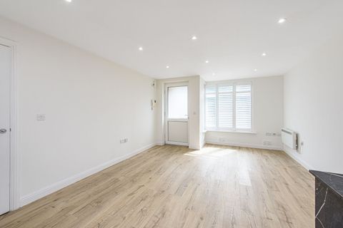 7 Magdalene Gardens N20, Oakleigh Park, London