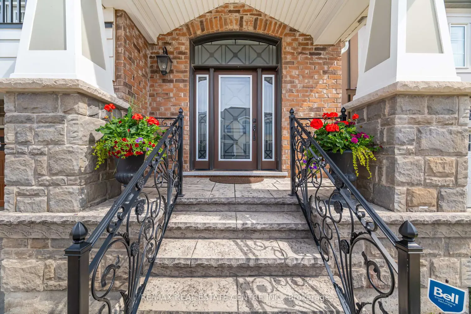 156 Camellia Crescent photo 2