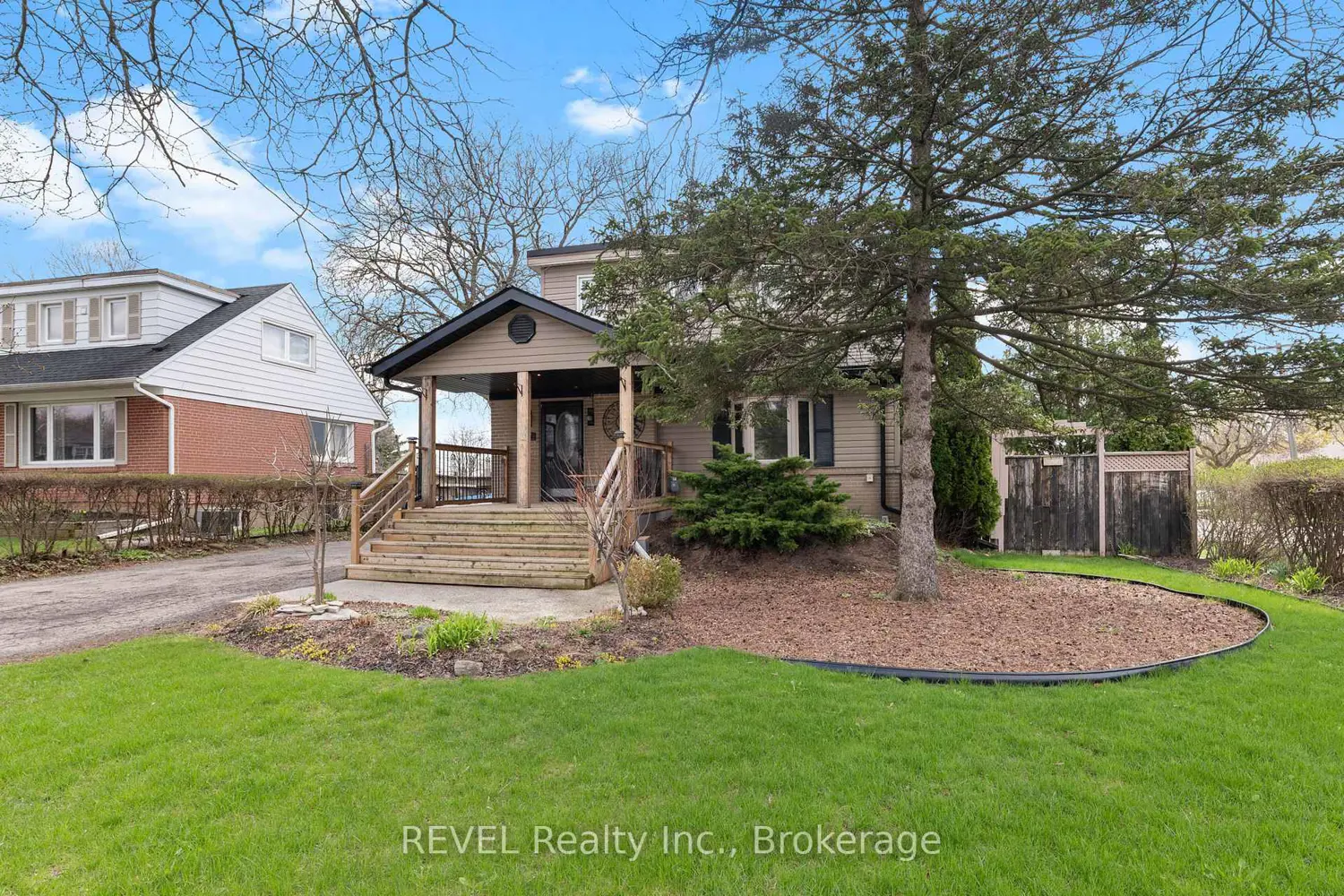 1367 St Marys Crescent photo 3