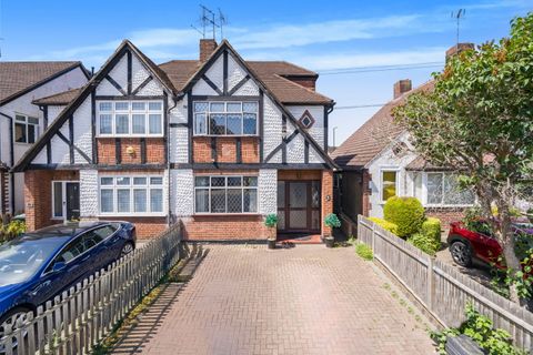 Evelyn Close, Whitton TW2