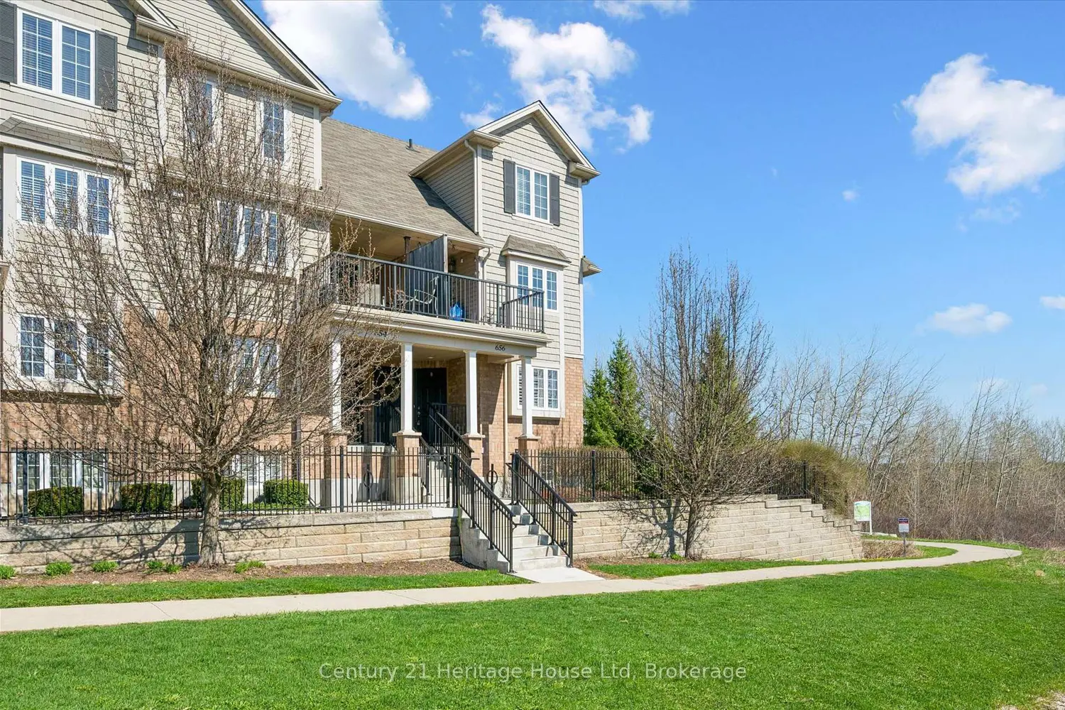 656 Woodlawn Road B photo 3
