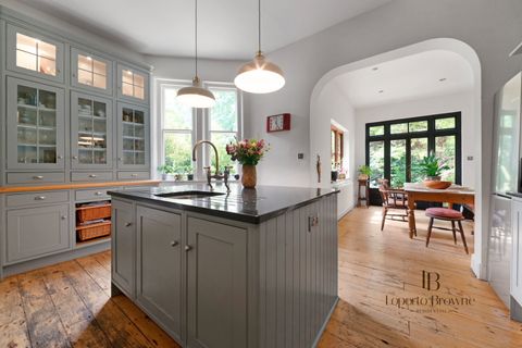 Blenheim Gardens NW2