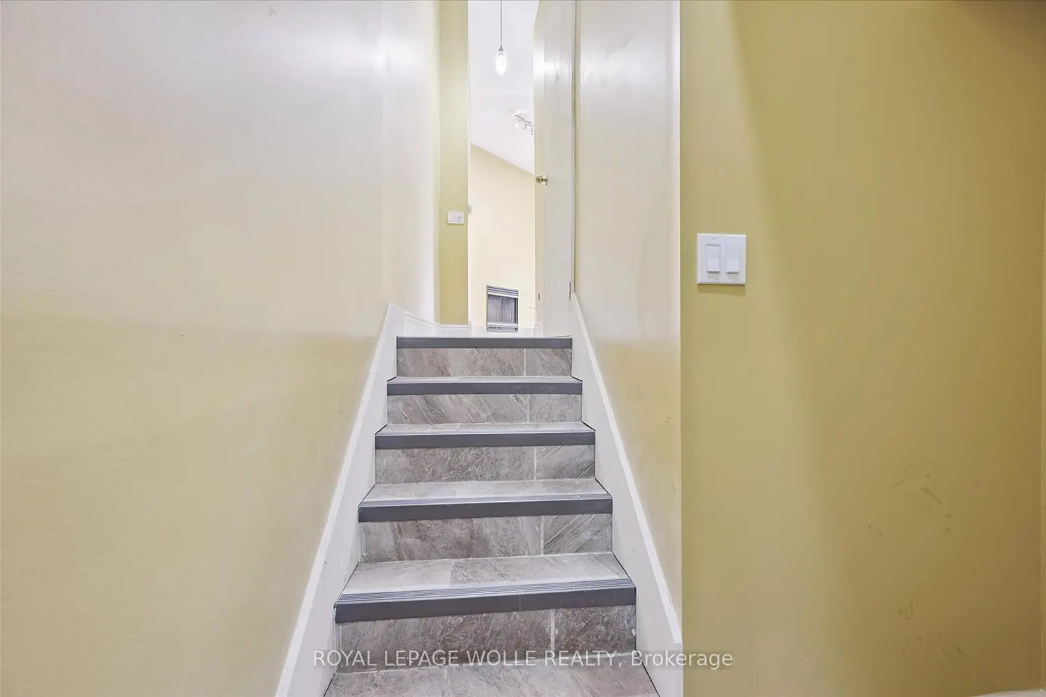 589 Beechwood Drive 43 photo 2