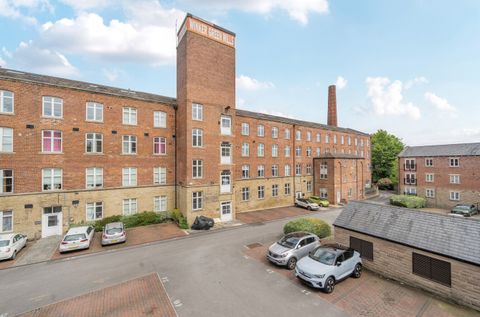 Eyres Mill Side, Leeds, West Yorkshire, UK LS12