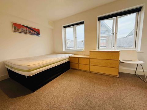 St Davids Square, London E14, Room to rent
