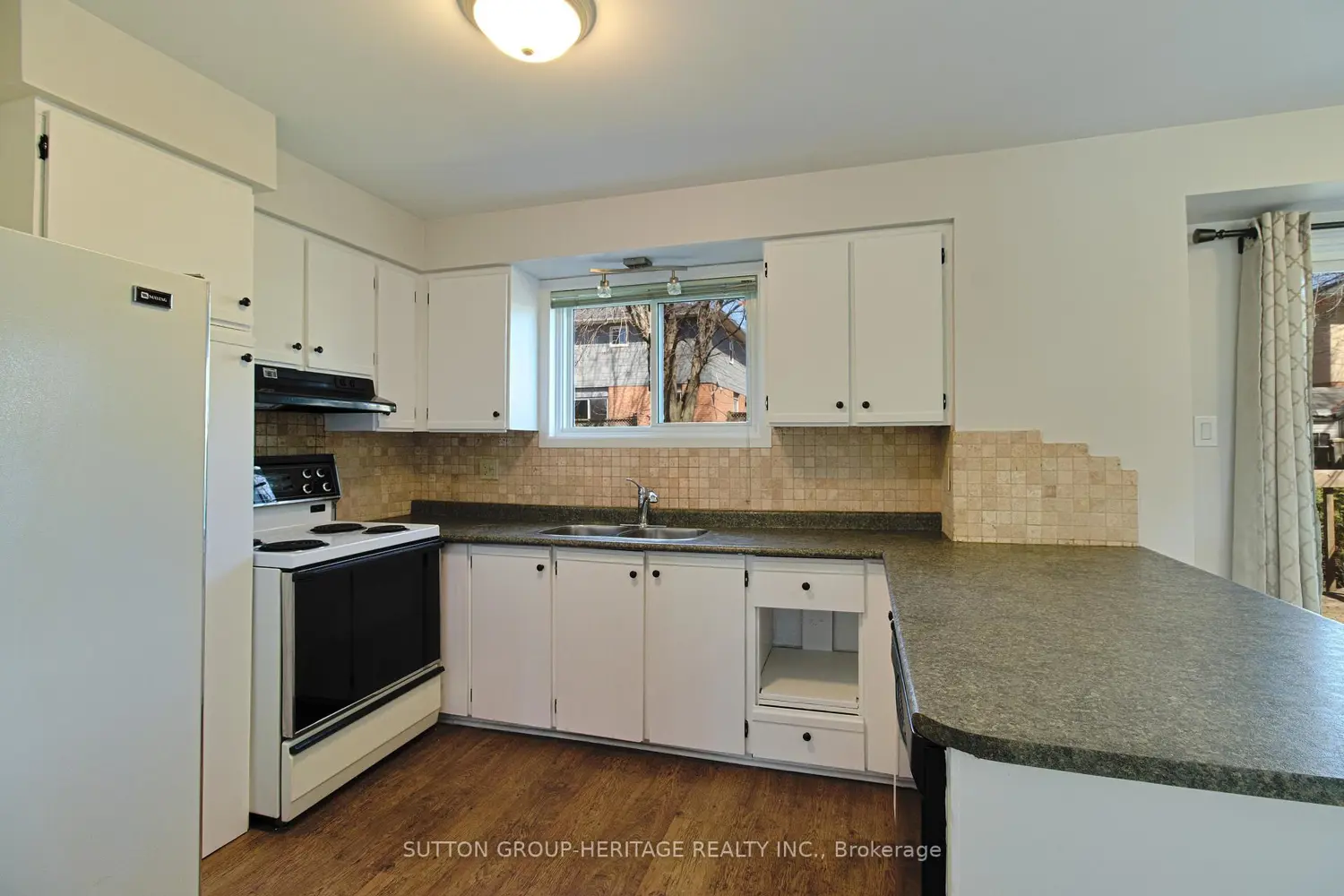 159 Melissa Crescent photo 5
