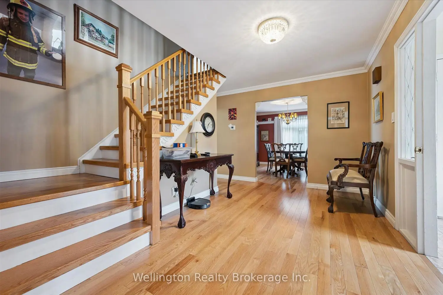 405 Clairbrook Crescent photo 2