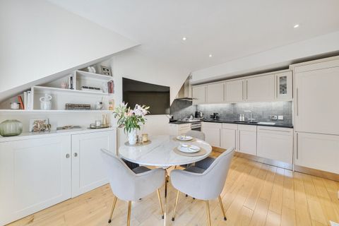 Worcester Gardens, London SW11