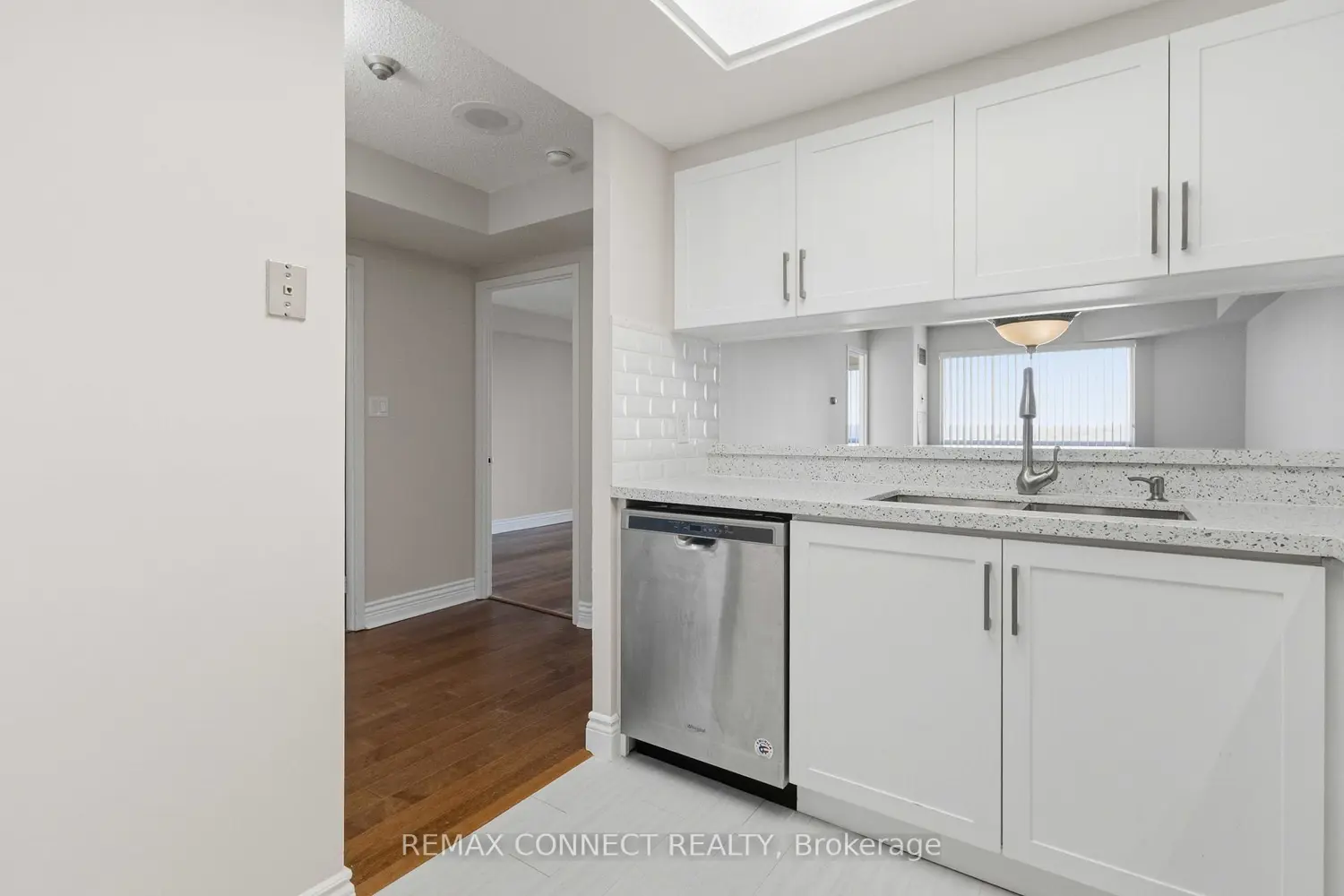 712 Rossland Road 814 photo 4