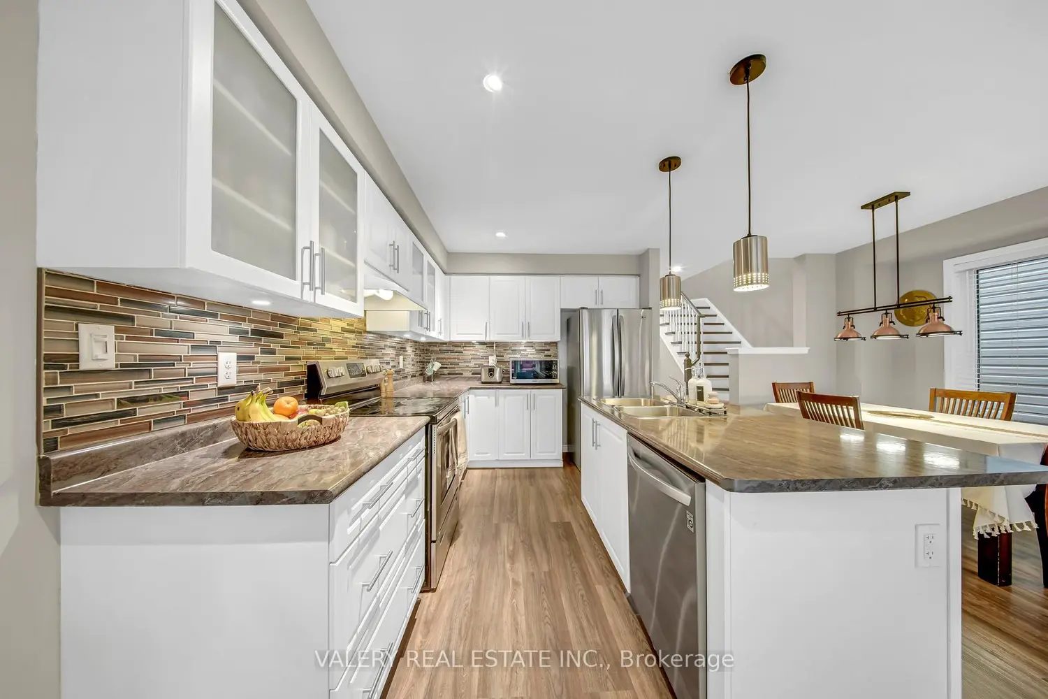 2442 Equestrian Crescent photo 5