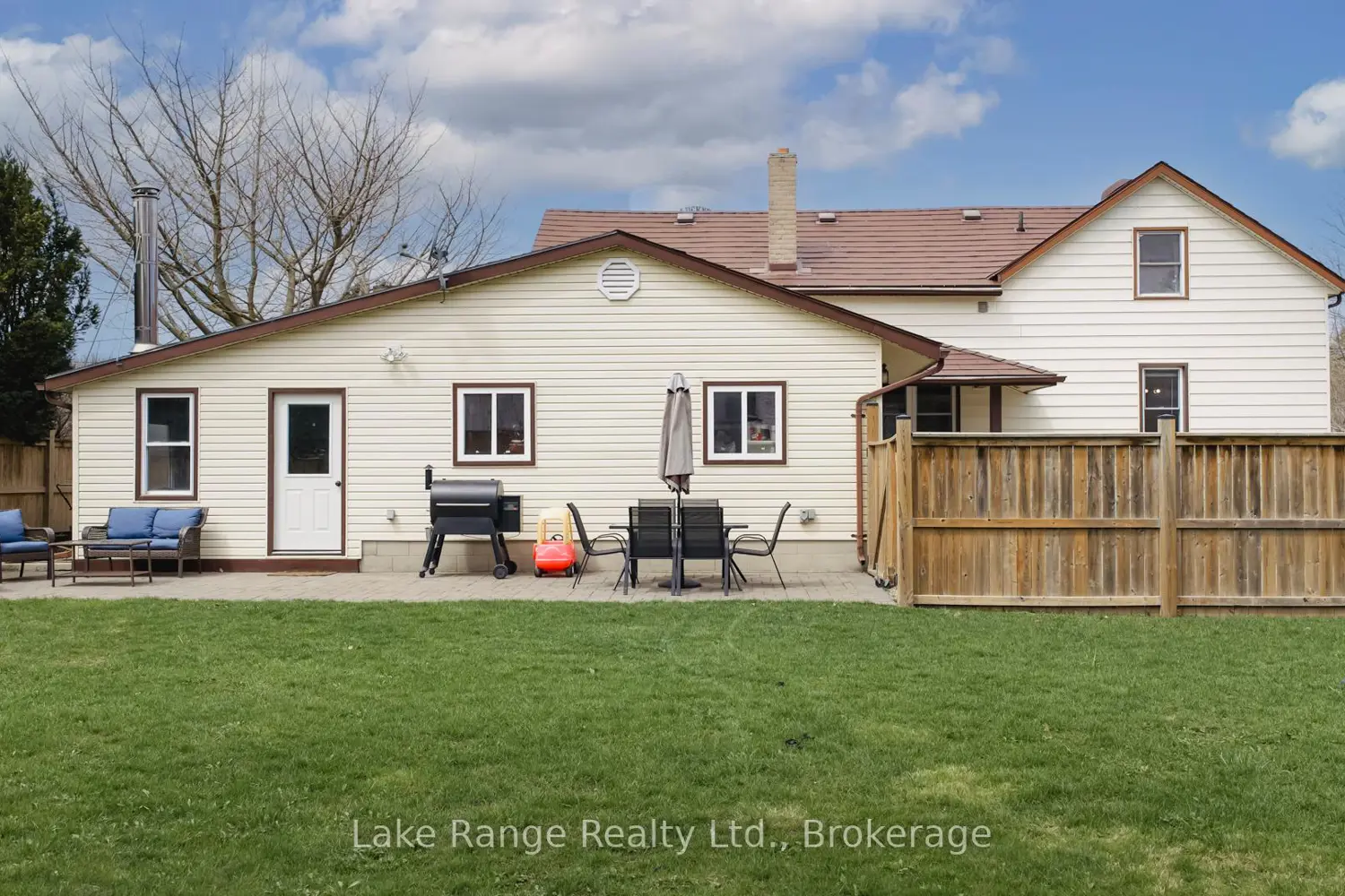 537 Inglis Street photo 2